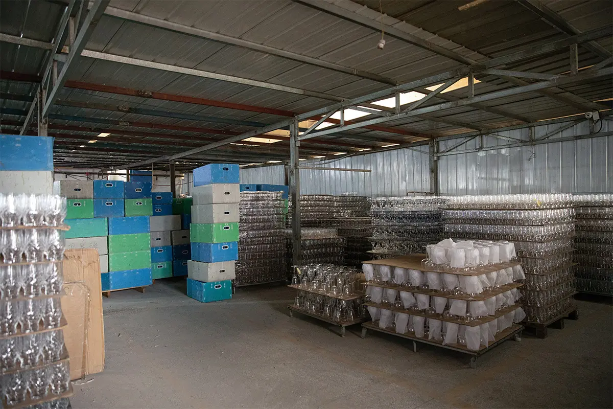 Finished goods warehouse for packed glassware products