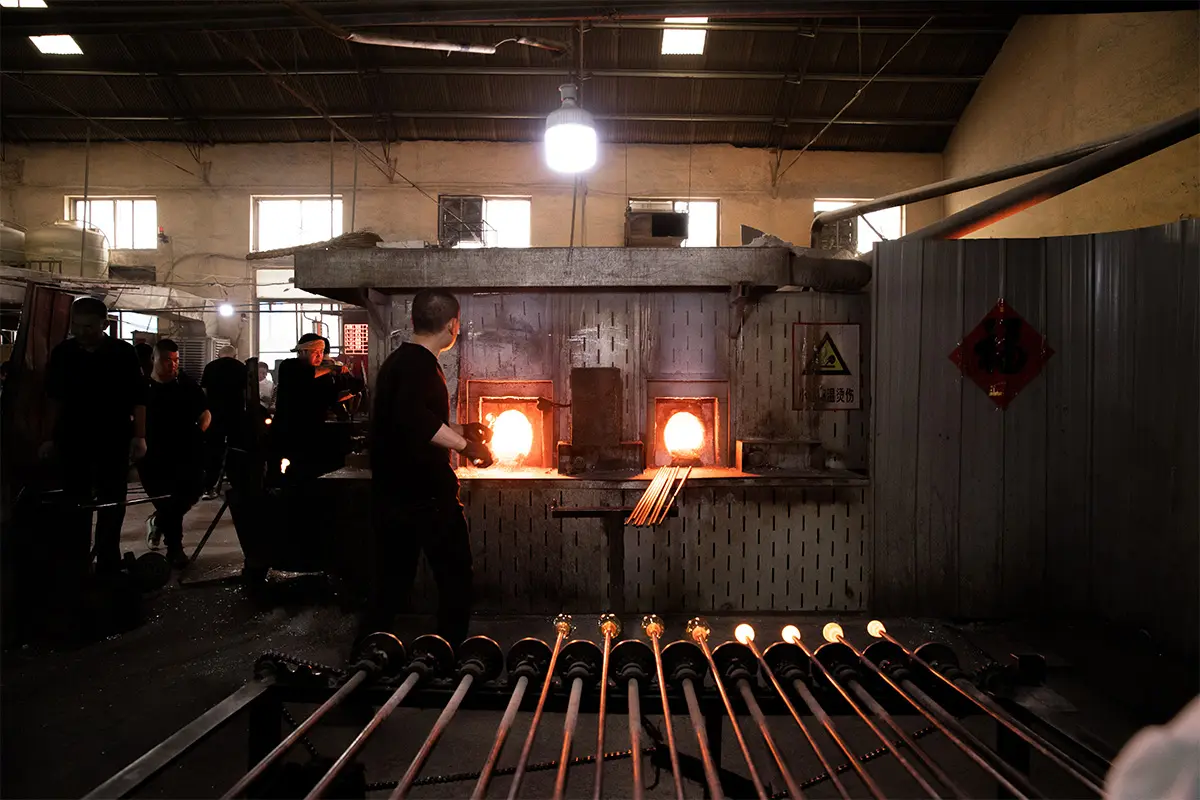 Glass melting furnace used in glassware manufacturing