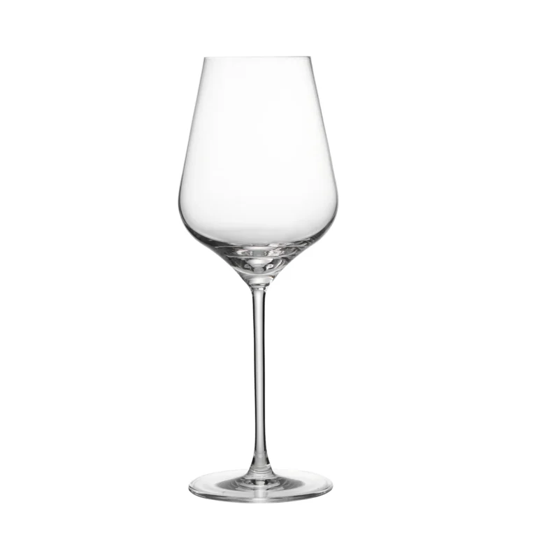 Large Bowl Bordeaux-Style Red Wine Glass 560–640 ml (19–22 oz) on white backgrund.